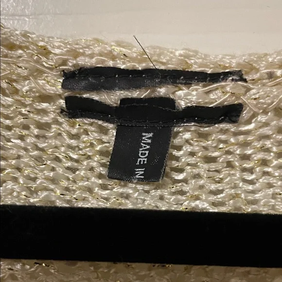 Chic Cream Cardigan with Floral Details - Picture 2 of 14